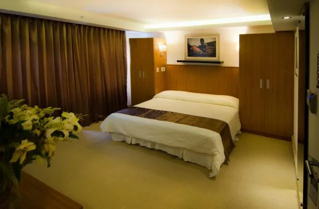 Weston Suite Hotel Santo Domingo room bed king size